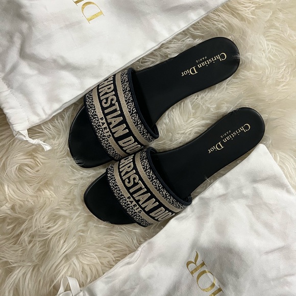 Christian Dior DWAY SLIDE
Deep Blue Embroidered Cotton
Reference: KCQ166ERC_S56B - Picture 4 of 4